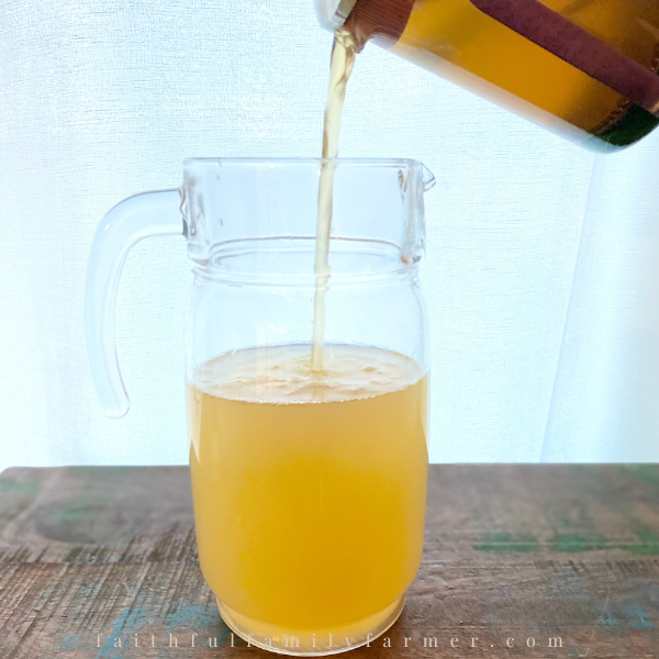 herbal tea being poured into lemonade